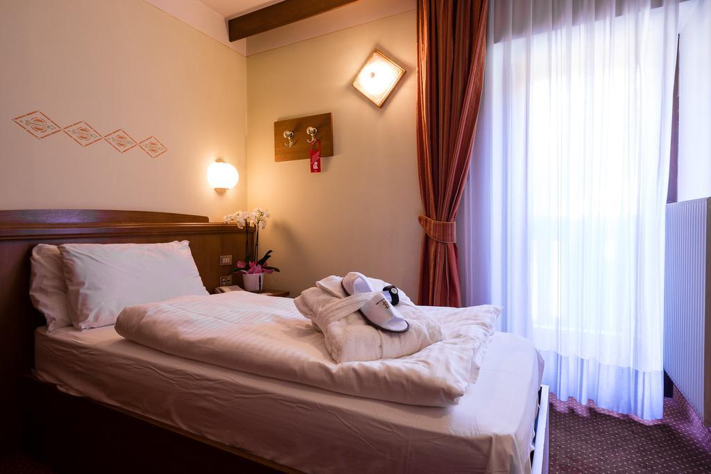 Hotel Collini Пинцоло Екстериор снимка