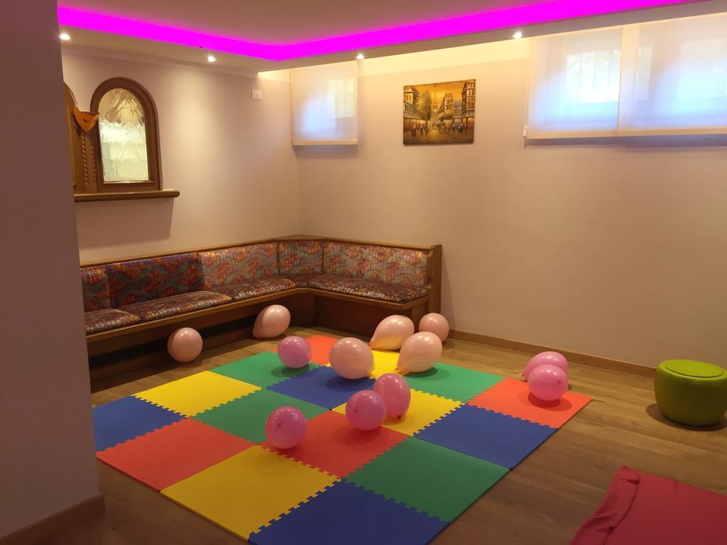 Hotel Collini Пинцоло Екстериор снимка